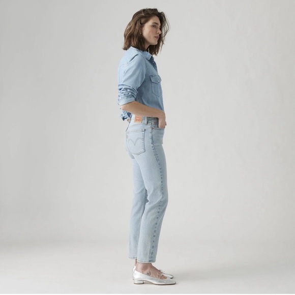 Levi's Wedgie Straight Light Wash Ankle Jeans - Picture 4 of 13